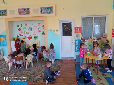Детска градина Дъга -гр.Хисаря е Двуетажна масивна сграда.Функционират -Две групи ,разположени на Іетаж.На ІІ етаж -зала за празници и развлечения,Физкултурен салон,БДП площадка - Изображение 3