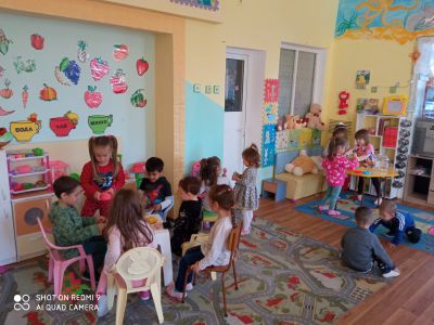 Детска градина Дъга -гр.Хисаря е Двуетажна масивна сграда.Функционират -Две групи ,разположени на Іетаж.На ІІ етаж -зала за празници и развлечения,Физкултурен салон,БДП площадка - Изображение 4