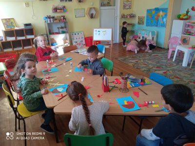 Детска градина Дъга -гр.Хисаря е Двуетажна масивна сграда.Функционират -Две групи ,разположени на Іетаж.На ІІ етаж -зала за празници и развлечения,Физкултурен салон,БДП площадка - Изображение 5