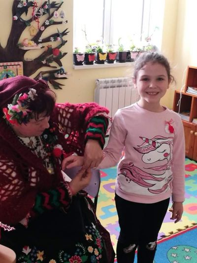 Баба Марта е дошла!Ура!Ура!Ура!Тя донесе пролетта... - ДГ Дъга - Хисаря