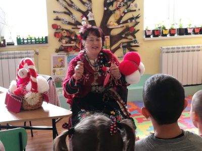 Баба Марта е дошла!Ура!Ура!Ура!Тя донесе пролетта... - ДГ Дъга - Хисаря