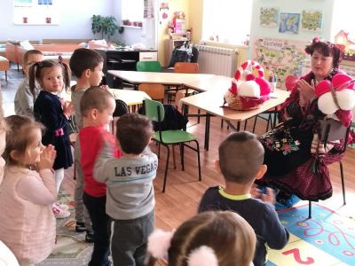 Баба Марта е дошла!Ура!Ура!Ура!Тя донесе пролетта... - ДГ Дъга - Хисаря