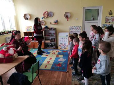 Баба Марта е дошла!Ура!Ура!Ура!Тя донесе пролетта... - ДГ Дъга - Хисаря