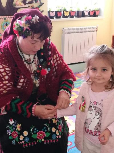 Баба Марта е дошла!Ура!Ура!Ура!Тя донесе пролетта... - ДГ Дъга - Хисаря