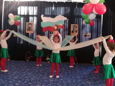 3 Март "Прославен ден, празнки скъп на свободата" - ДГ Дъга - Хисаря