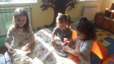 Със сръчните си ръчички, трушийка направихме за всички! - ДГ Дъга - Хисаря